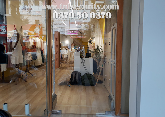 Lap-dat-cong-tu-an-ninh-chong-nghe-AM-cho-shop-thoi-trang-tai-Binh-Thanh